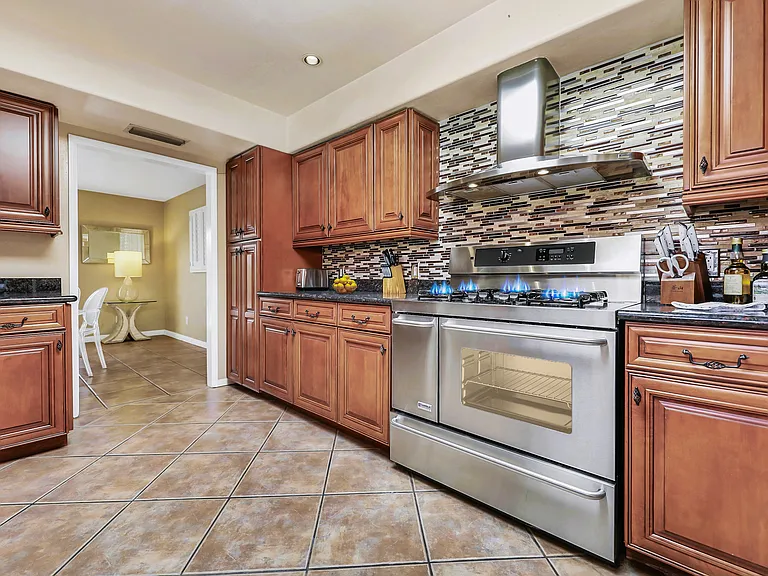 Gas cooktop and direct access to dining room