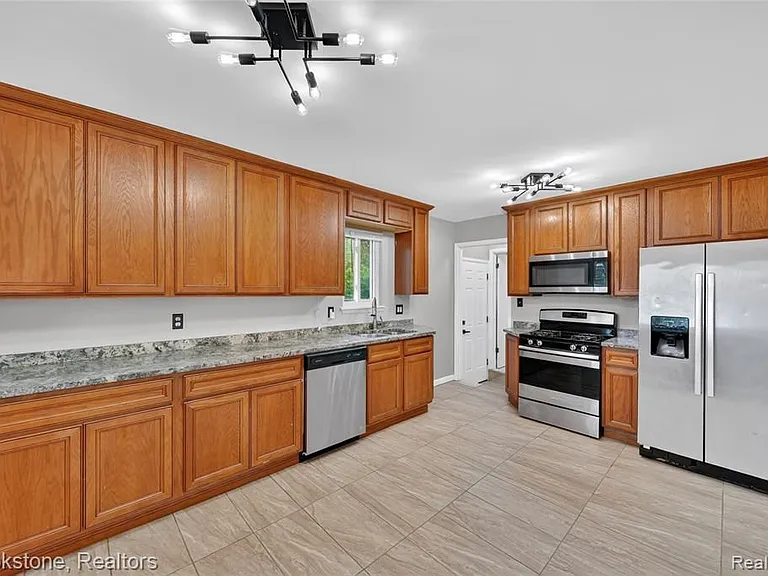 24915 Tallman Ave — Photo 3