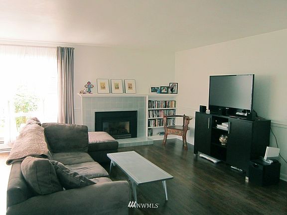 3rd image of 3411 Pear Street SE