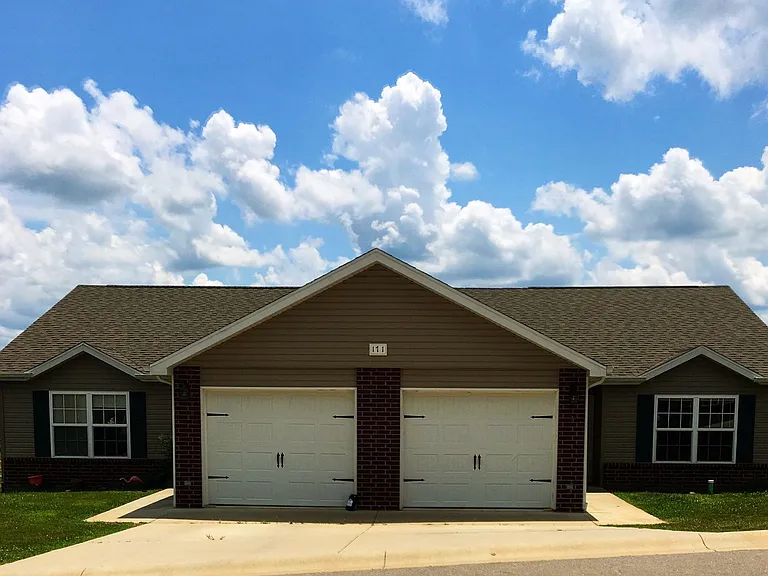 190 Lyle Curtis Cir — Photo 1