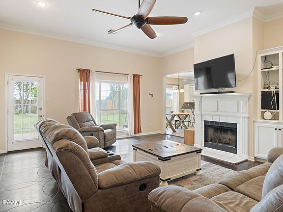 3rd image of 113 Doncaster Cir