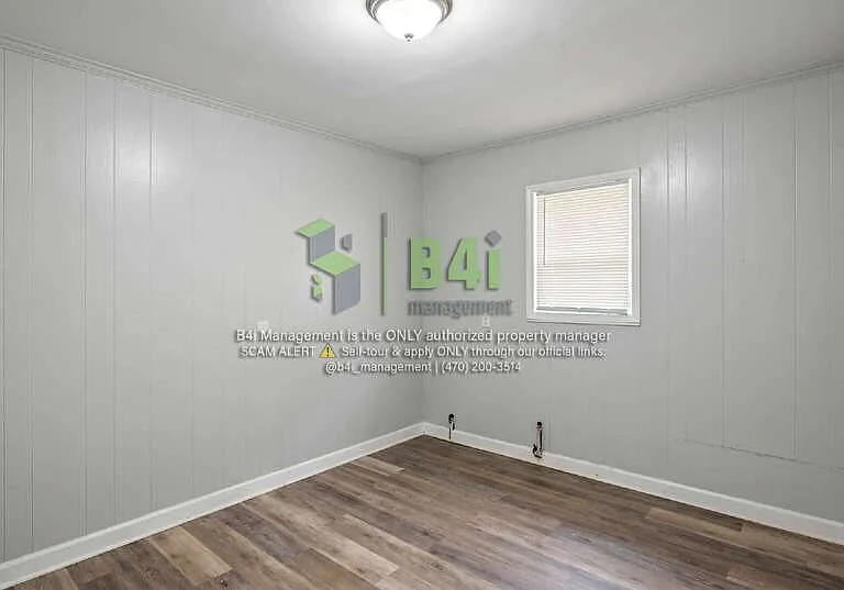 909 E 8th St — Photo 7