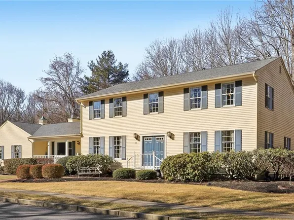 131 Larchwood Dr, Warwick, RI 02886