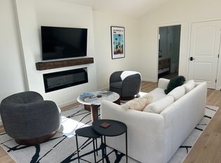 984 Calle Pinata #B, Thousand Oaks, CA 91360