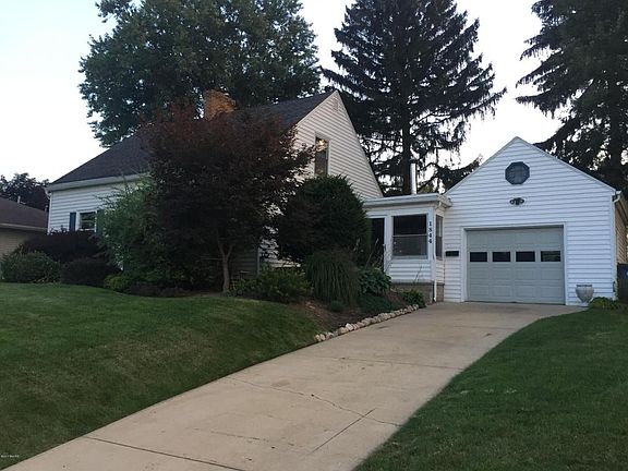 3rd image of 1844 Lake Michigan Dr NW
