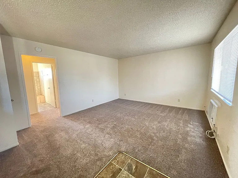 Lake Crest Apartments — Photo 22
