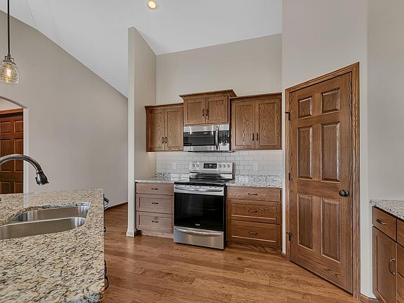 4th image of 1136 Lanigan Way SW