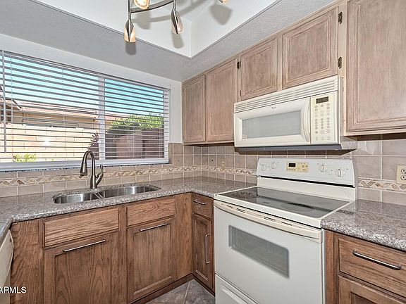 4th image of 2532 E BLUEFIELD Avenue