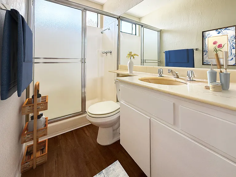 Villa Tarzana Apartment Homes — Photo 18