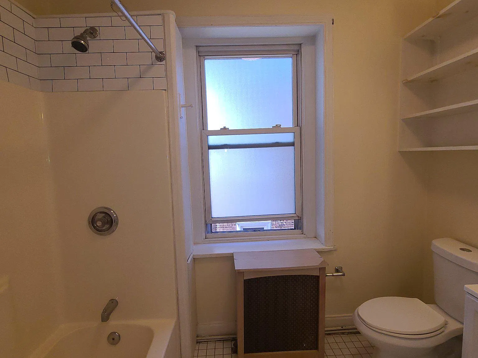2 bed, 1.0 bath, 2490 sqft, $1,750 — Photo 4
