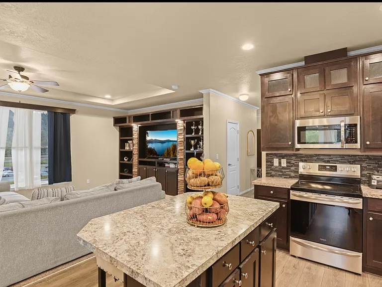 4782 N River Rd — Photo 8