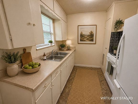 3rd image of 503 E Dean Ave