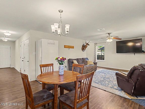 4th image of 18520 Devin Ct
