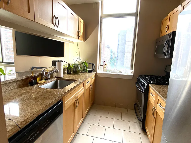 250 E 30th St #10F — Photo 4