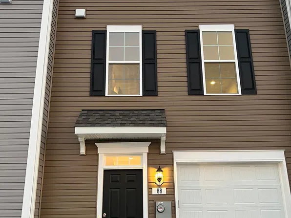 88 Mossdale Blvd, Falling Waters, WV 25419