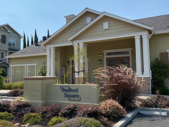 Entry to community / mail boxes