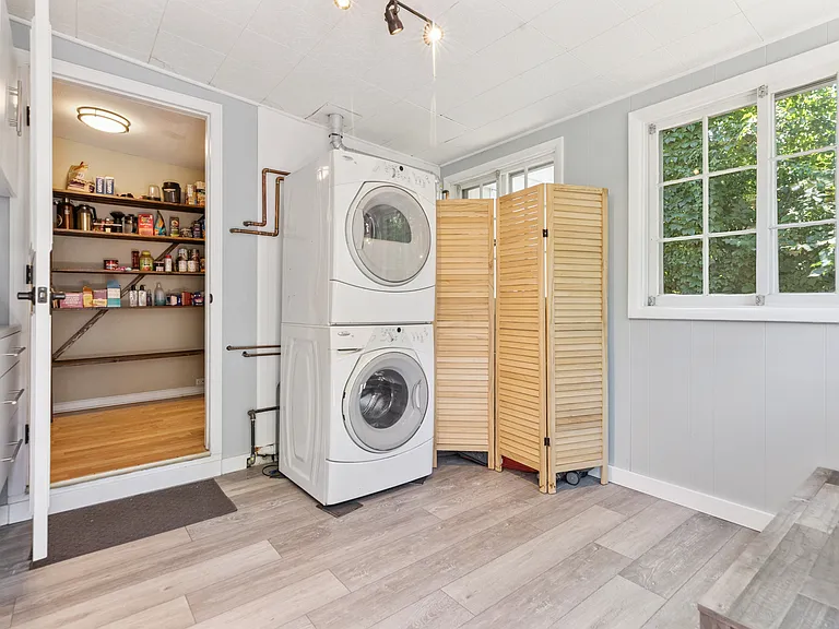 Laundry included (newly renovated)