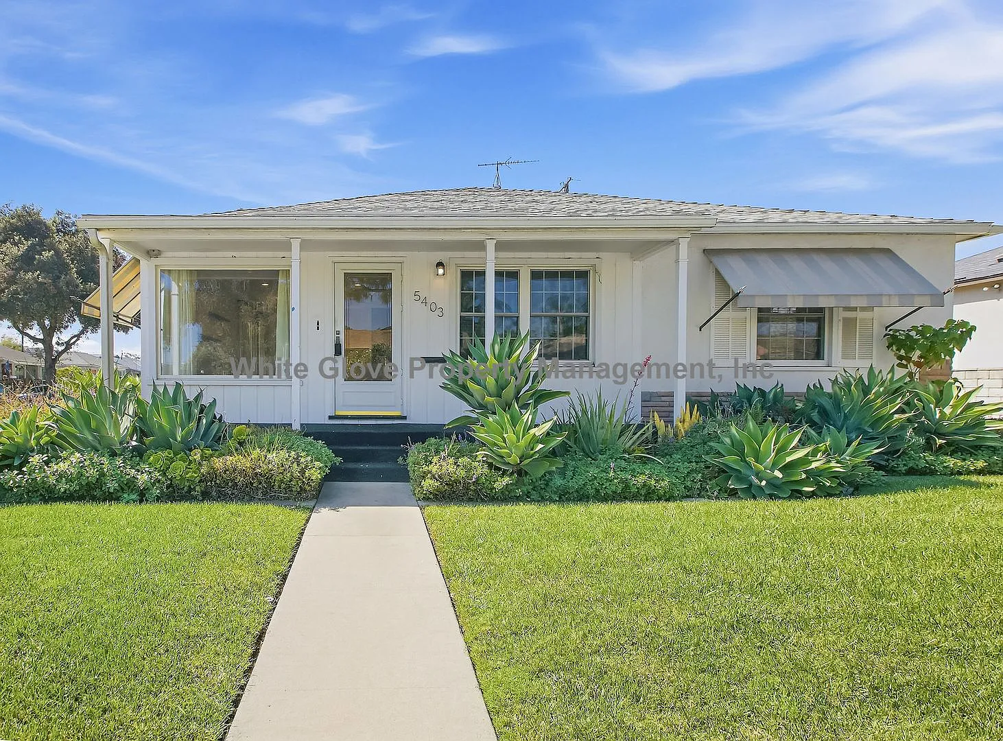 Beautiful 3 Bedroom Lakewood Home with Updated Kitchen — Photo 1