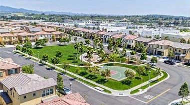 Courtyard style community w/park, quiet and peaceful