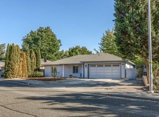180 Meadow View Dr, Phoenix, OR 97535