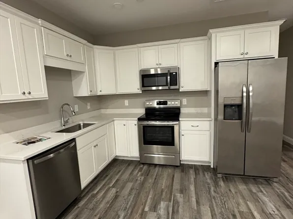 92 Sagamore St #201, Quincy, MA 02171