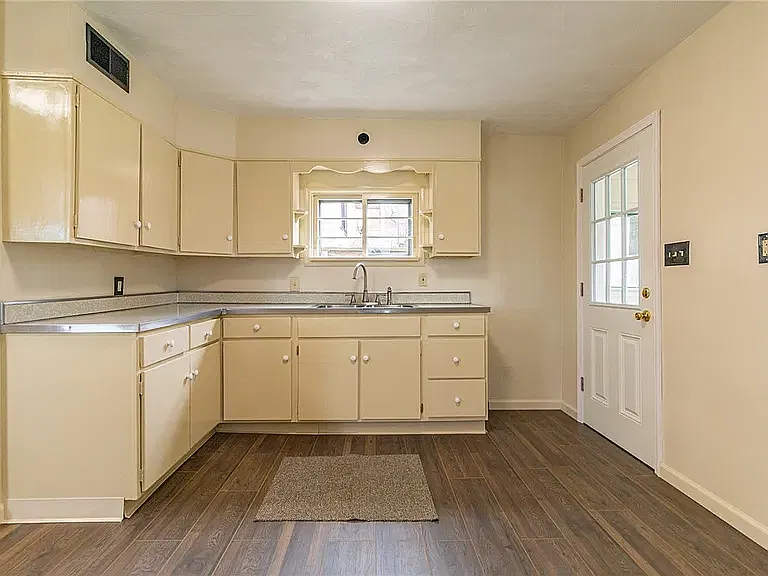 3 bed, 1344 sqft, $1,200 — Photo 2