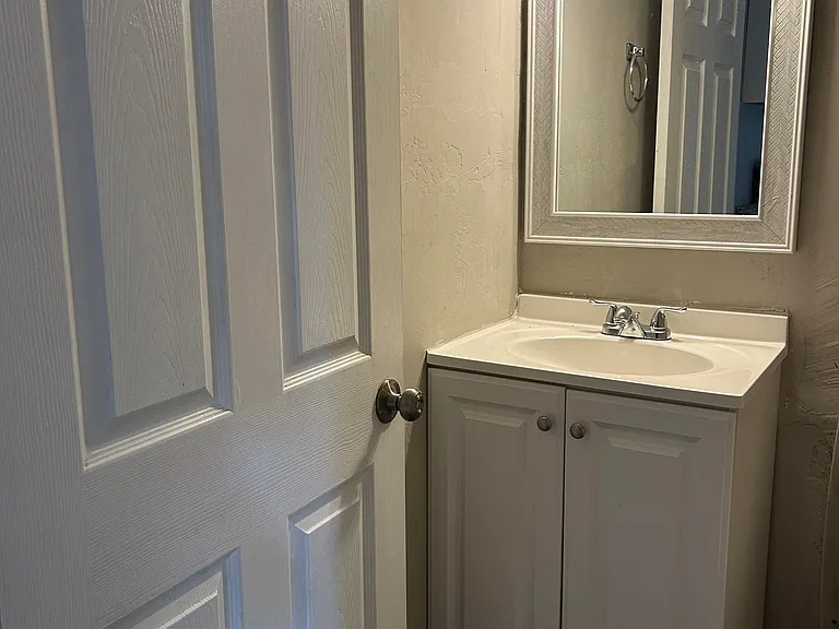 210 W Blacklidge Dr #1 — Photo 5