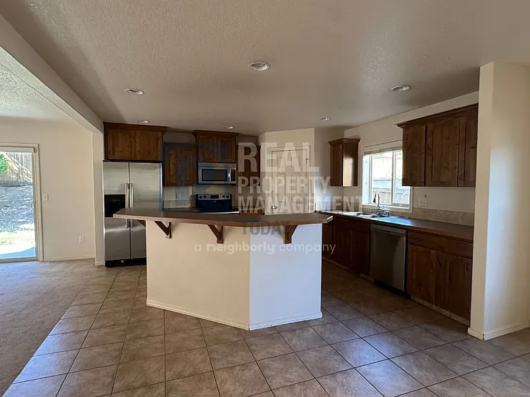 3611 Loren St NE — Photo 8