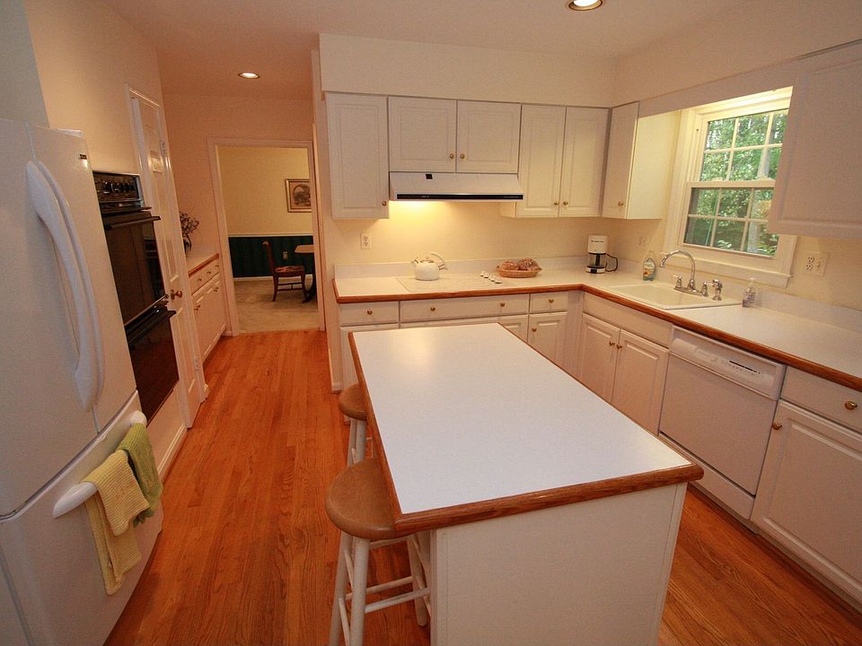 2nd image of 1605 Lozano Dr