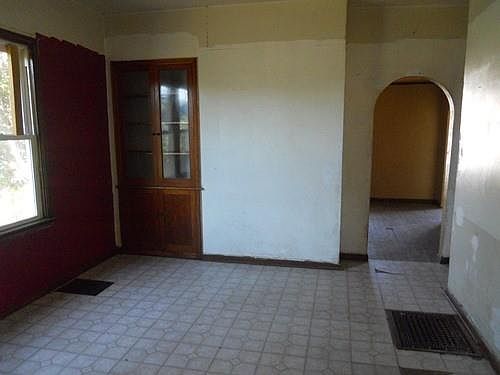 4th image of 520 Mahan Ave