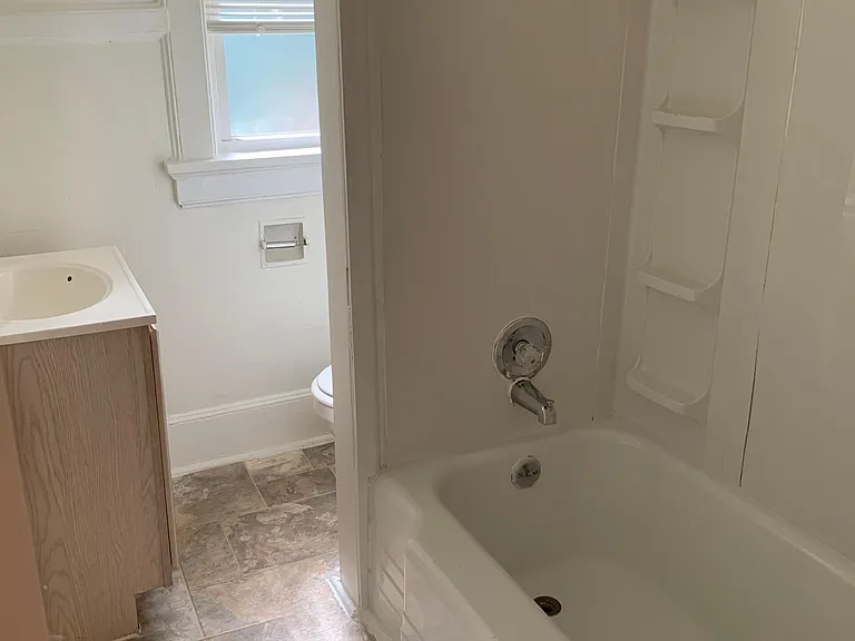 1424 W 10th St — Photo 23