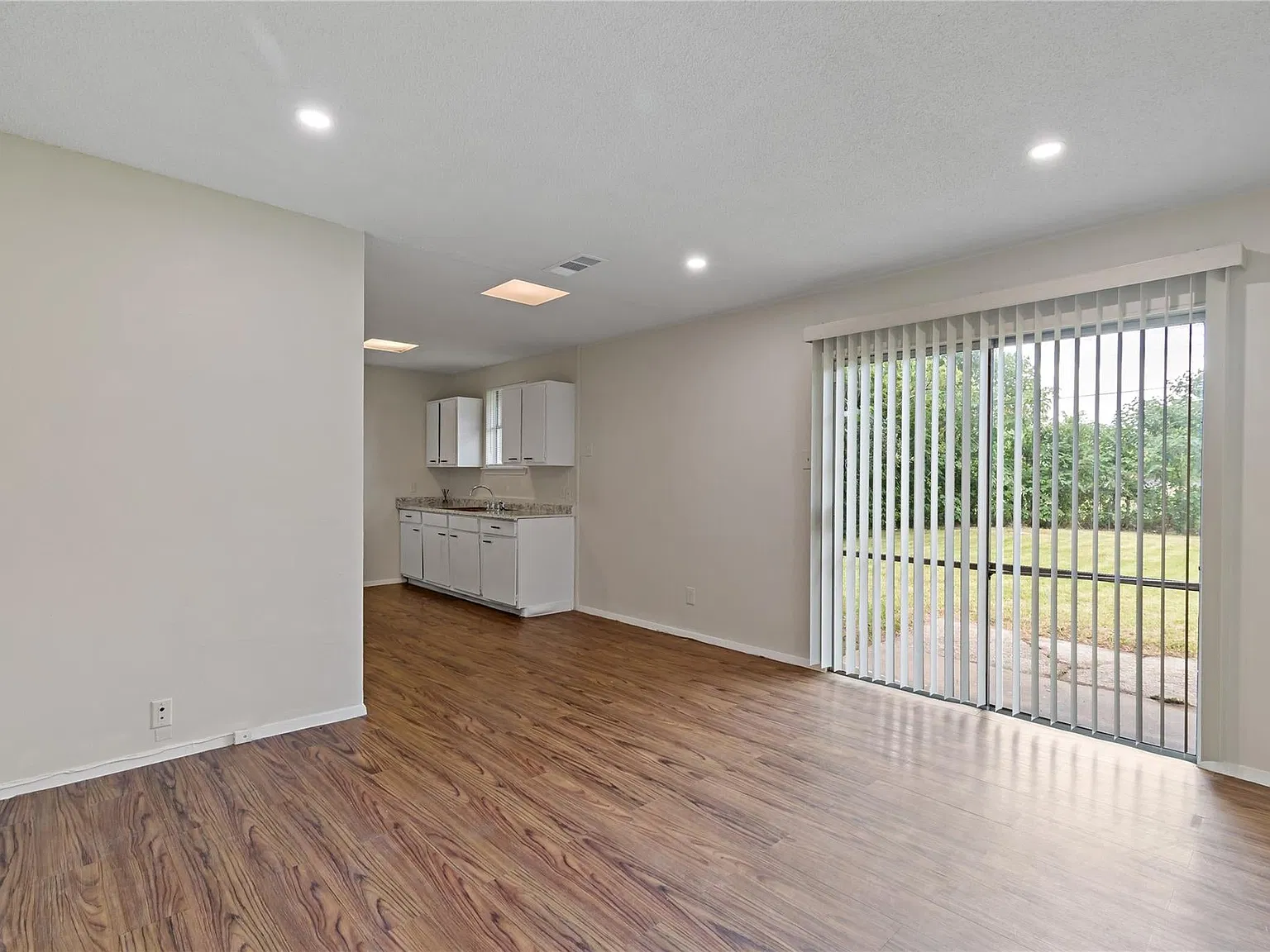 3 bed, 1.5 bath, 1079 sqft, $1,350 — Photo 3