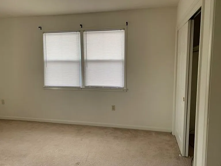 Lincoln Apartments — Photo 5