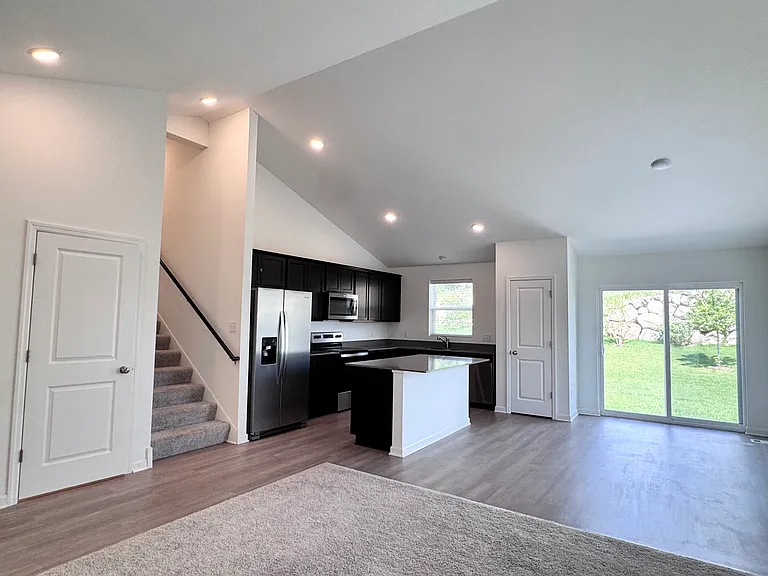 1114 Meadow Ln — Photo 5