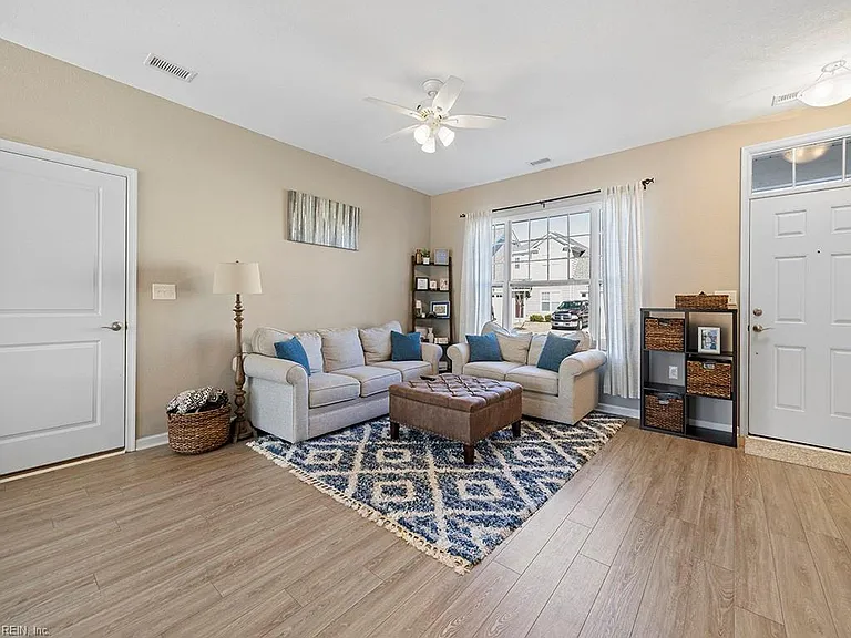 437 Heartfield Dr — Photo 10