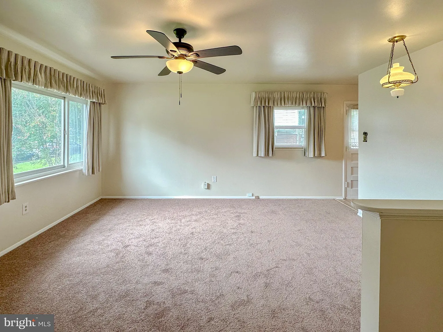 3 bed, 1.5 bath, 1024 sqft, $2,100 — Photo 2