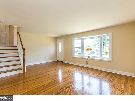 5th image of 414 E Pennsylvania Ave