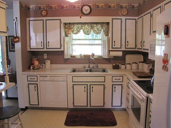 3rd image of 12382 Walnut Dr