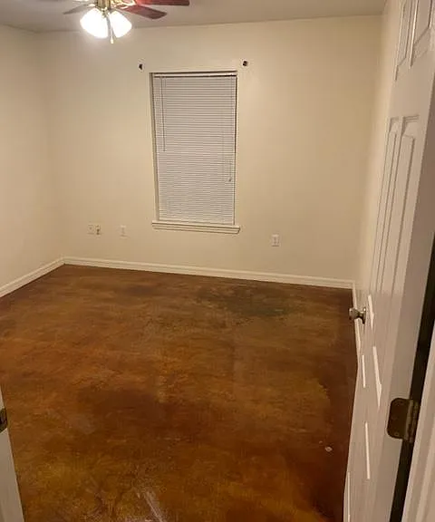 211 Gloria St — Photo 2
