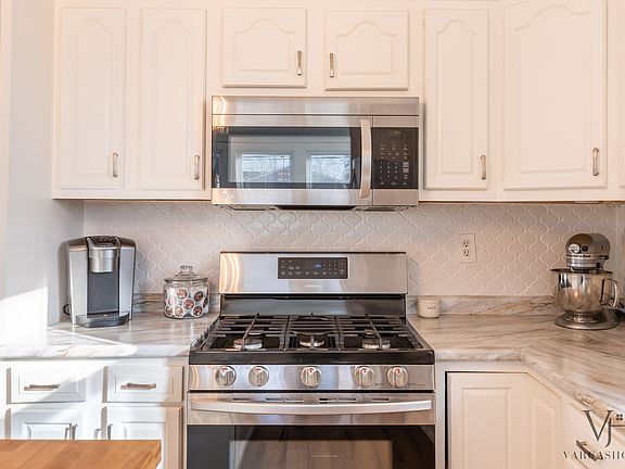 4th image of 10646 S Avenue G
