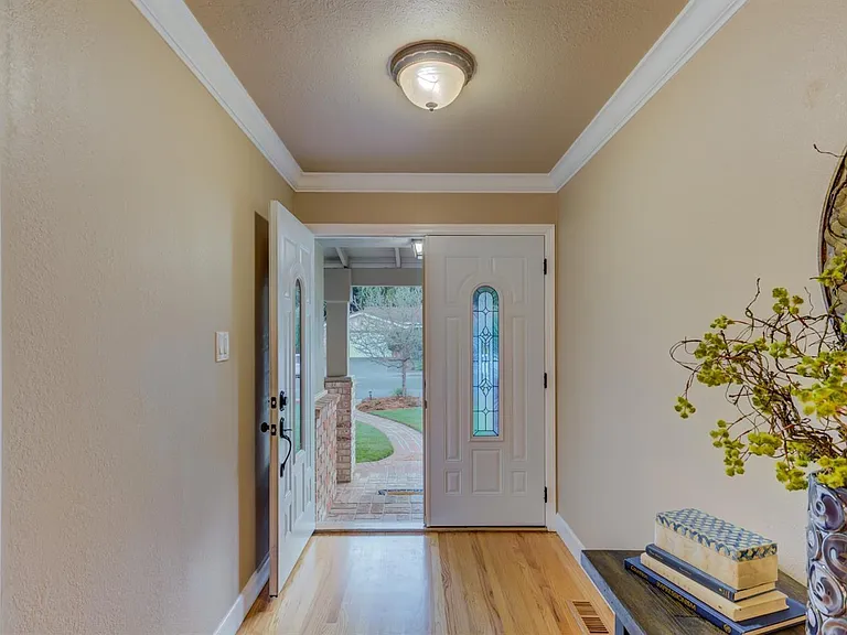 2572 Rollingwood Dr — Photo 3