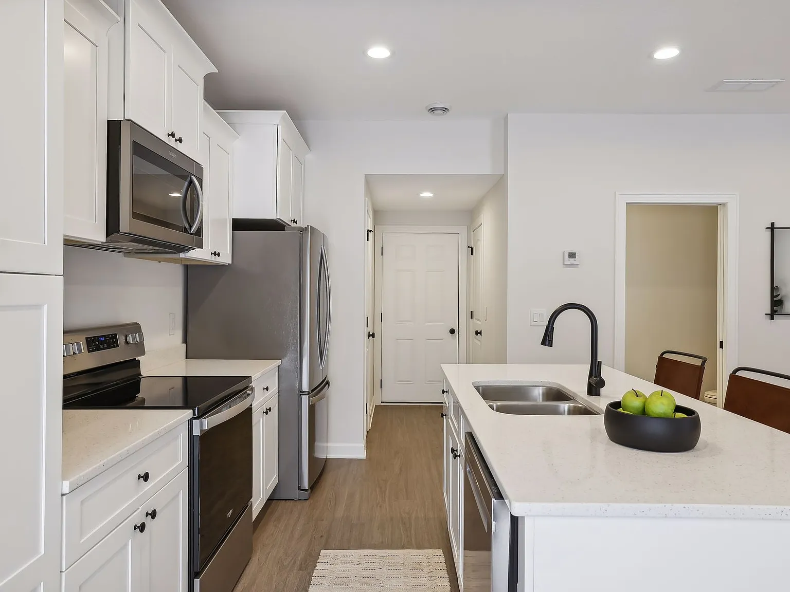 3 bed, 2.5 bath, 2425 sqft, $2,425 — Photo 3