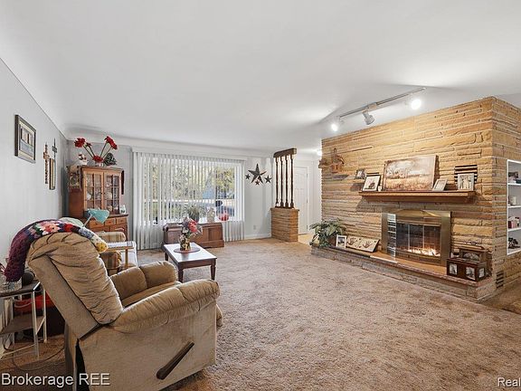 3rd image of 2336 E Maple Ave