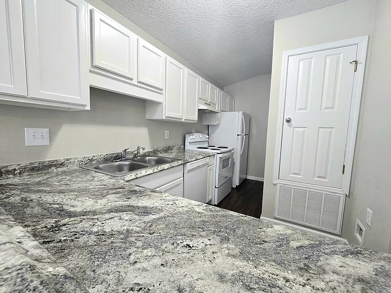 9692 Cobblebrook Dr — Photo 7