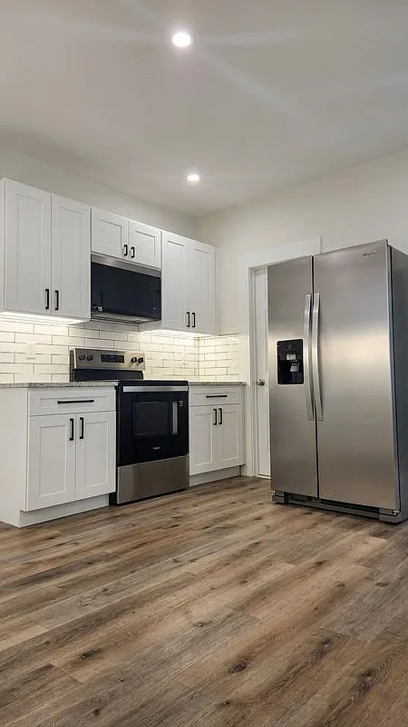 3 bed, 1.0 bath, 827 sqft, $2,500 — Photo 1