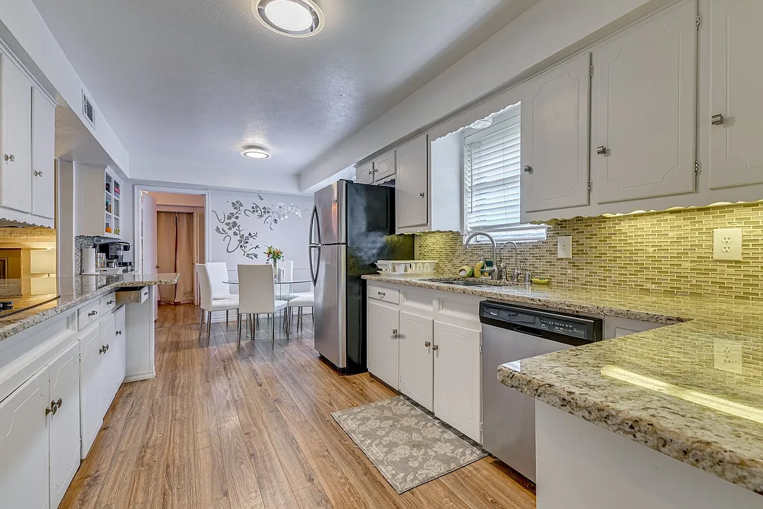 Furnished 4-Bedroom Home with Wood Floors in Dallas, TX — Photo 3