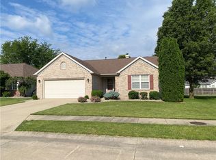 15 Fairfield Ln, Charleston, IL 61920