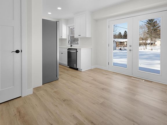 5th image of 809 Oak Ridge Point NE