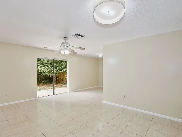 365 E Marvin Ave — Photo 5