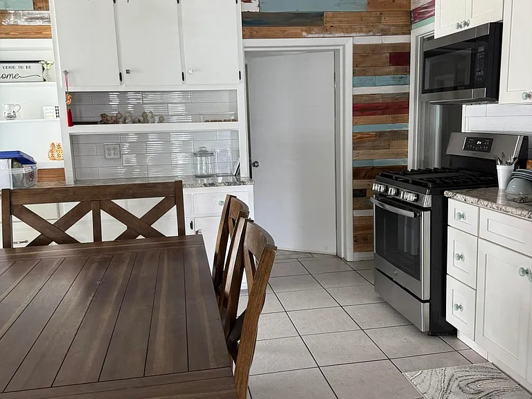 4281 Yorkshire Dr — Photo 23